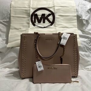 MK tote with matching wallet. 10”x13”. (Tote) 4”x8”(wallet).